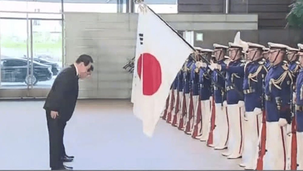 疑似尹锡悦向日本国旗鞠躬的画面。