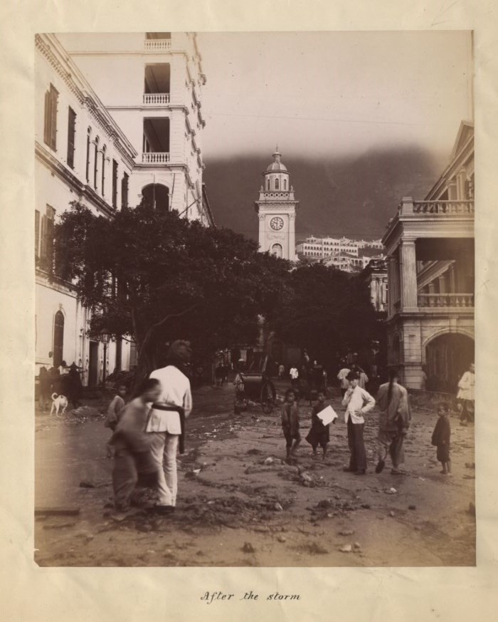 1889年大暴雨後的中環畢打街。天文台 (資料來源: 英國國家檔案館) 1889年大暴雨後的中環畢打街。天文台 (資料來源: 英國國家檔案館)