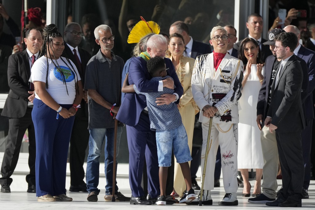 巴西新总统卢拉就职典礼上拥抱一名男孩。AP