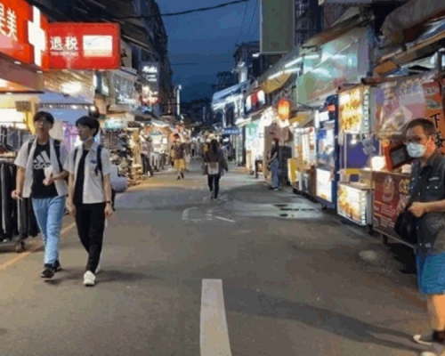 台灣傳統市場及夜市限購1小時管制人流。台北市政府