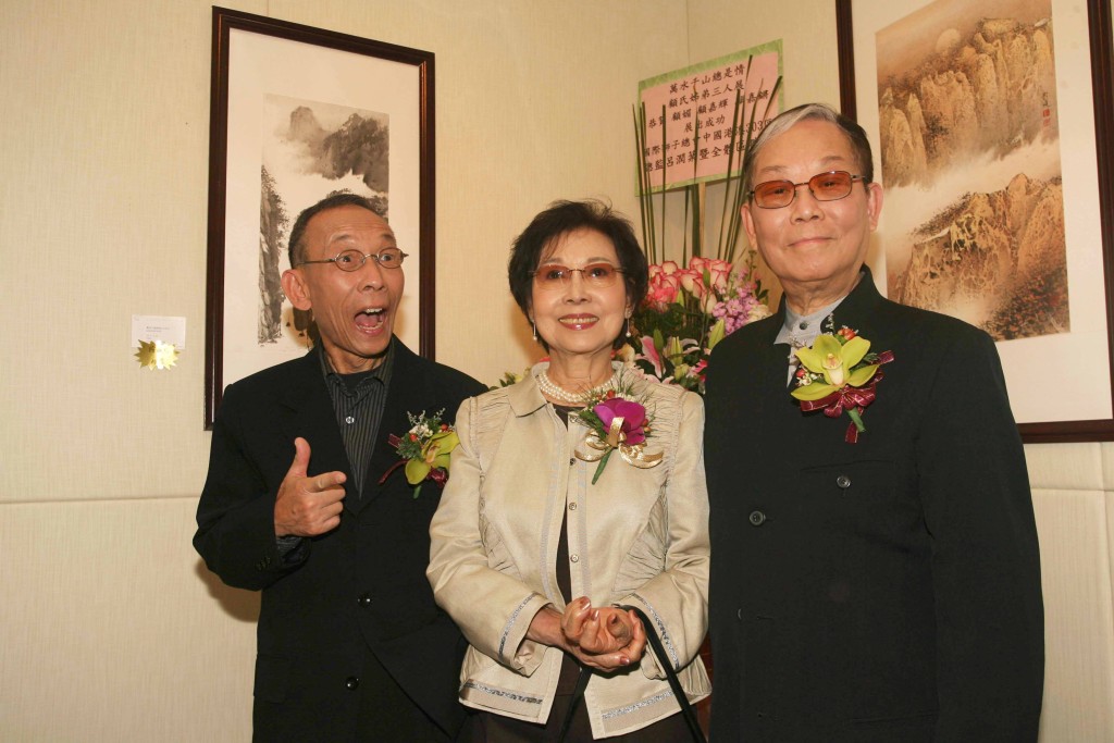顧嘉煇(圖右)、顧媚和顧嘉鏘的「萬水千山總是情顧氏姊弟三人畫展」2006年在大會堂舉行，收益為「香港獅子會顧嘉煇音樂基金」籌款。