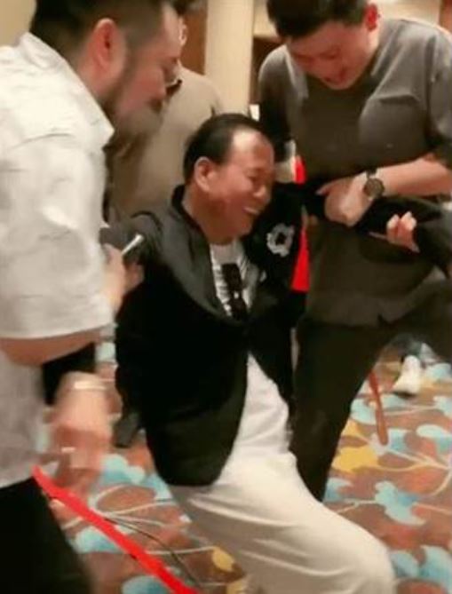 萬梓良之前在內地出席飯局，亦流出要人扶的照片，不過相信是飲醉酒。