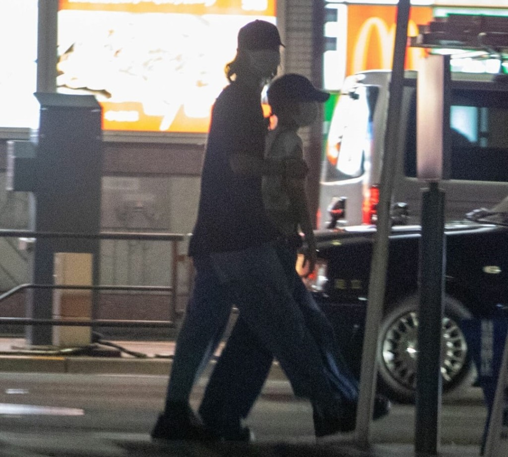 山崎賢人及廣瀨鈴一同前往取車返家。