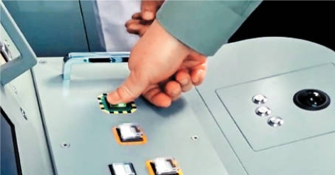 習近平按下電磁彈射按鈕。 新華社 習近平按下電磁彈射按鈕。 新華社