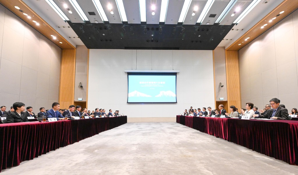 李家超在政府总部出席沪港合作会议第六次会议。政府新闻处