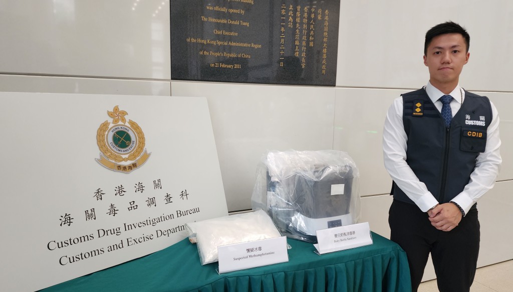 海關在一件由加拿大經內地抵港、報稱嬰兒奶樽消毒器的快遞包裹內檢獲2公斤懷疑冰毒。