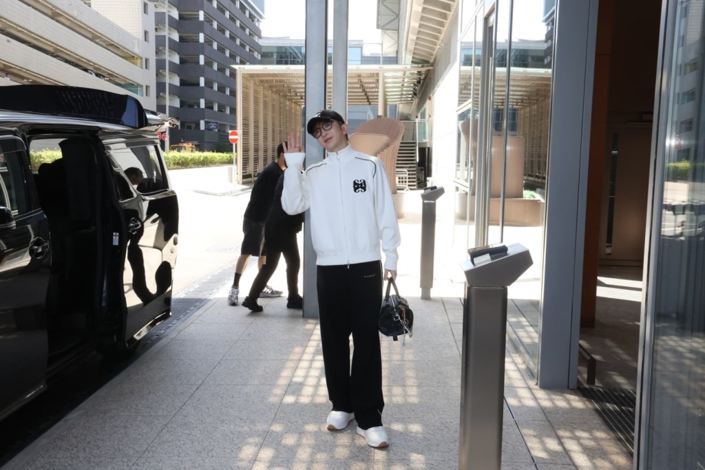 Anson Lo以一身運動服示人,頭戴cap帽配眼鏡,相當醒神。 Anson Lo以一身運動服示人,頭戴cap帽配眼鏡,相當醒神。
