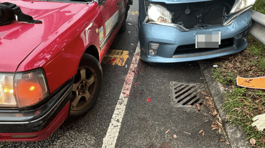 的士與七人車之間地上,遺留血迹。蔡楚輝攝 的士與七人車之間地上,遺留血迹。蔡楚輝攝