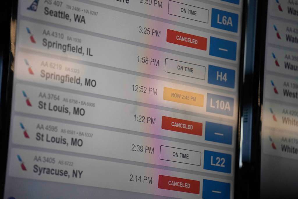 政府停擺導致超過1700班航班延誤甚至取消。美聯社