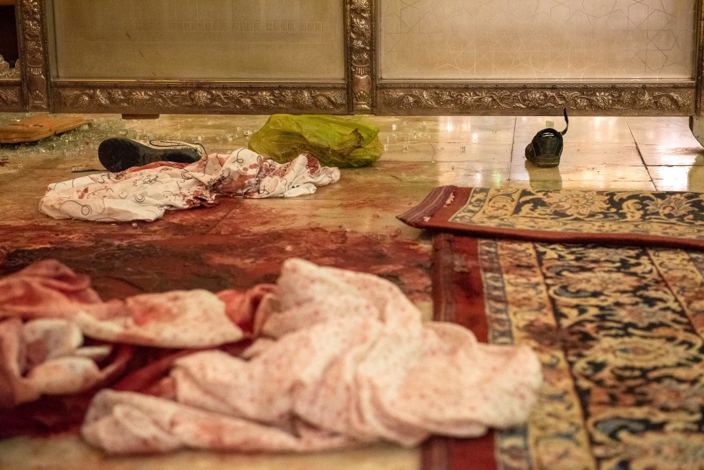 清真寺地上遗留受袭者的衣物及鞋。路透