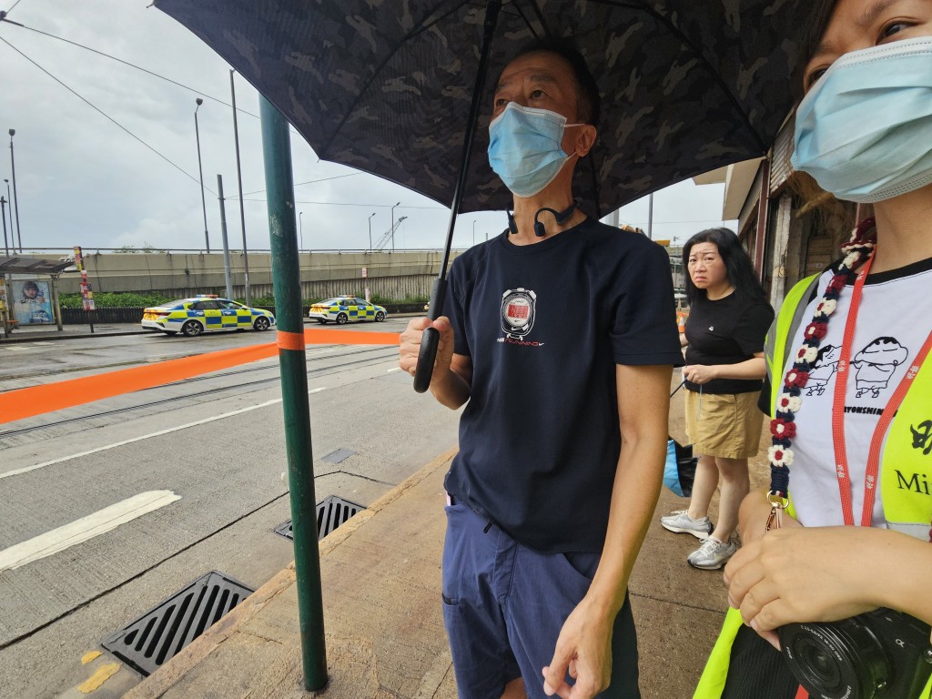 电车乘客何先生指，电车当时按绿灯行驶，车速不高。