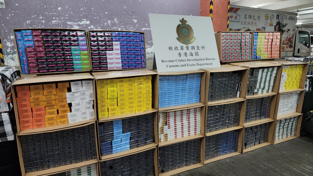海關檢獲的私煙及另煙吸煙產品，估計市值約317萬元，應課稅值約194萬元。