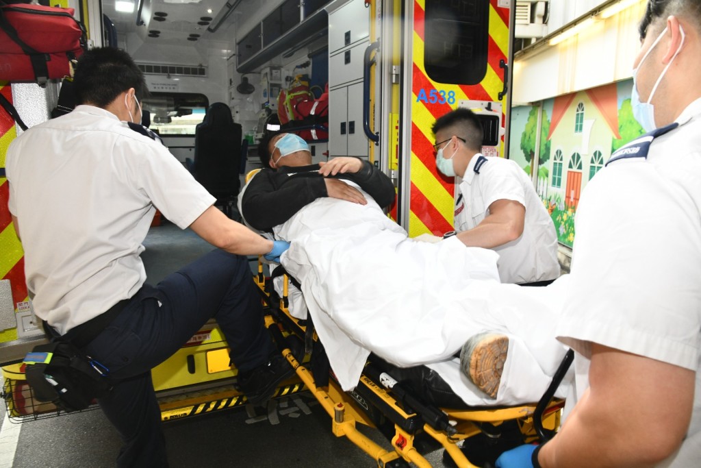男工脚伤由救护员送院。李家杰摄