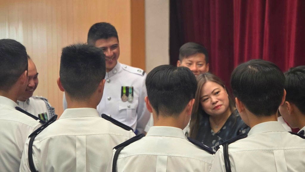 文化體育及旅遊局局長羅淑佩與結業學員傾談。 文化體育及旅遊局局長羅淑佩與結業學員傾談。
