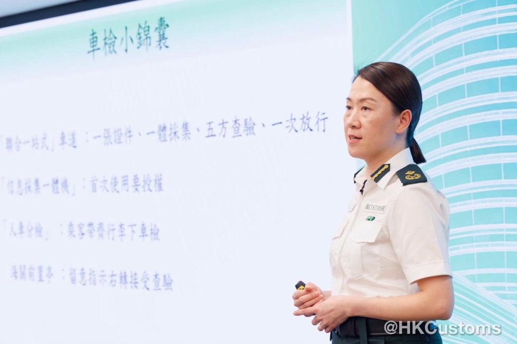 海關助理關長（邊境及港口）蔣依莉與入境處一同會見傳媒介紹最新設施。