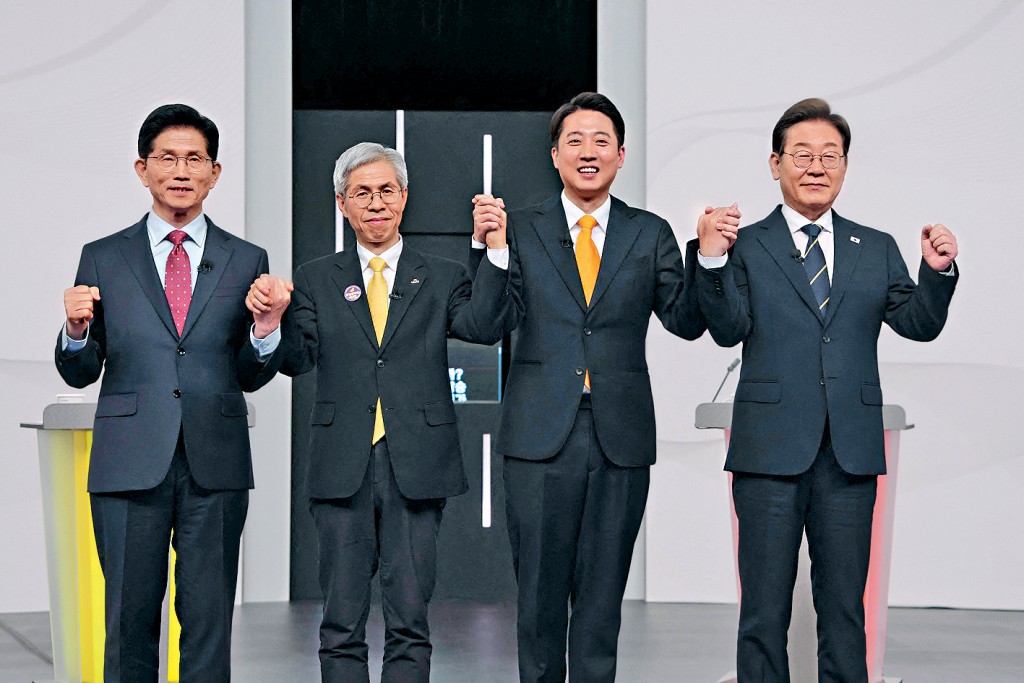 4位參加辯論的候選人,左起依次為金文洙、權英國(民主勞動黨)、李俊錫、李在明。