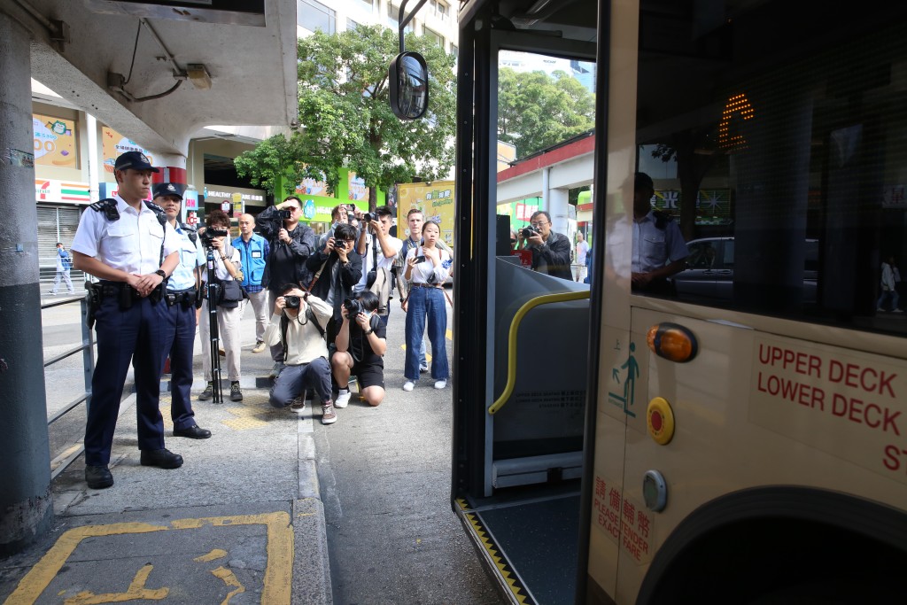 警隊西九龍總區安排軍裝警員在巴士上巡邏。劉漢權攝