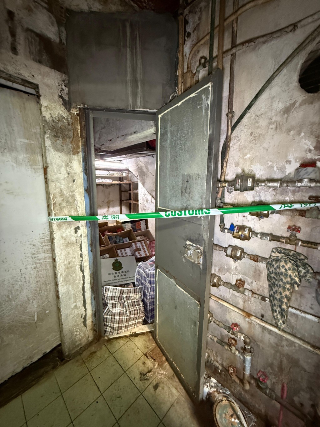 海關搗破兩個私煙儲存倉庫。 海關搗破兩個私煙儲存倉庫。