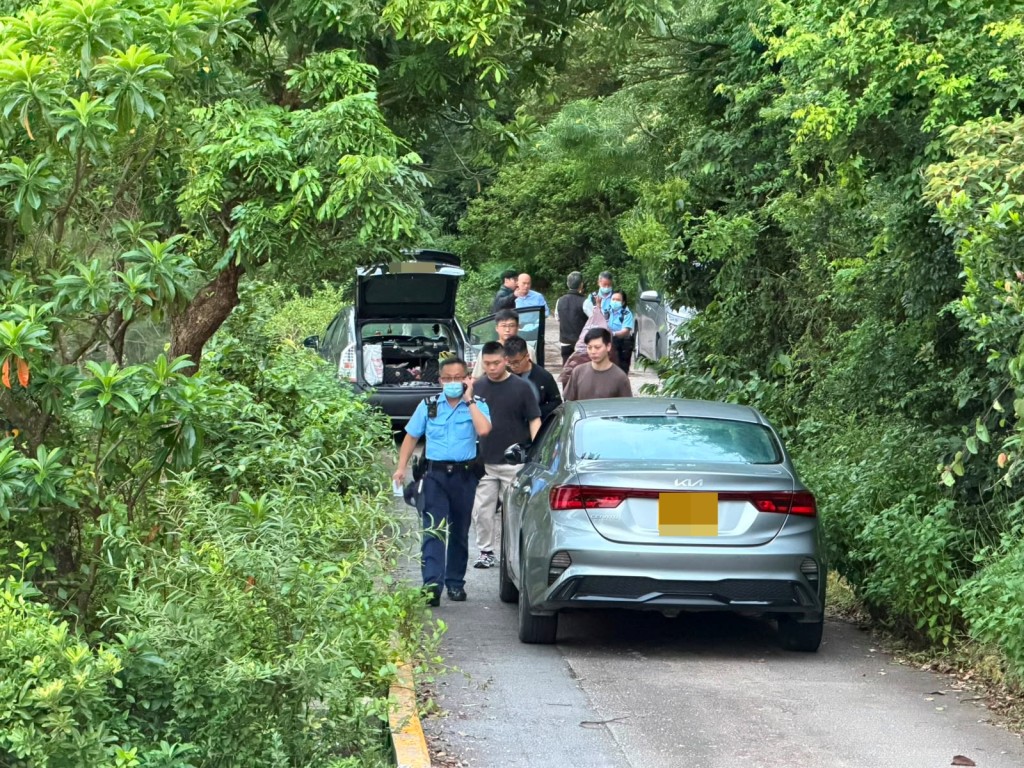 大批警員在場調查。 大批警員在場調查。