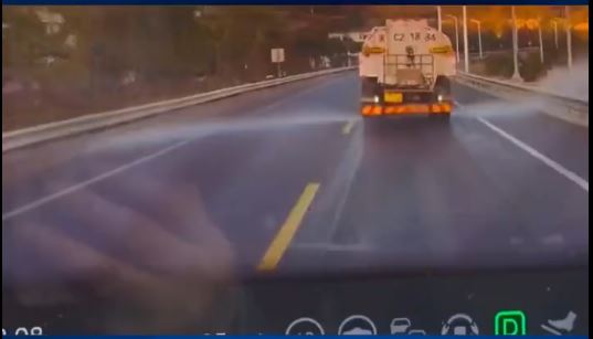 溫州有洗街車灑水時會避開「阿Sir」但無視路人，遭外界批評雙重標準。抖音