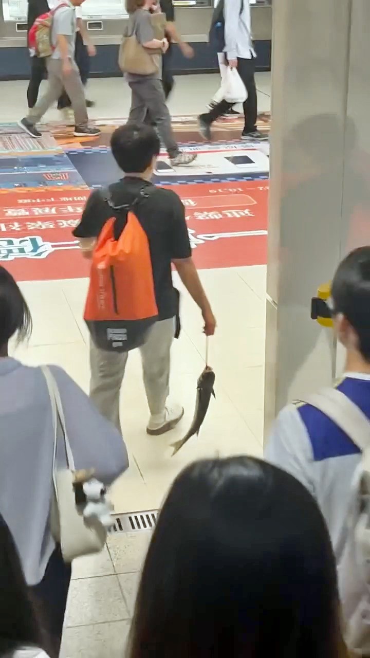 女子打扮是現代的,但拿魚的方法卻是老 舊的。面對如此簡陋的「包裝」,有回應 的網民嚇得傻眼,指「瞬間番返50年前」。Threads截圖 女子打扮是現代的,但拿魚的方法卻是老 舊的。面對如此簡陋的「包裝」,有回應 的網民嚇得傻眼,指「瞬間番返50年前」。Threads截圖