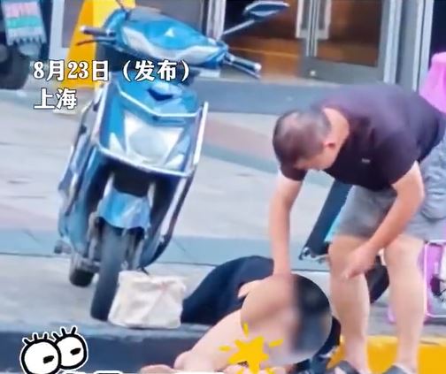 男子猥亵路边醉酒女子，被路人发现拍下制止。