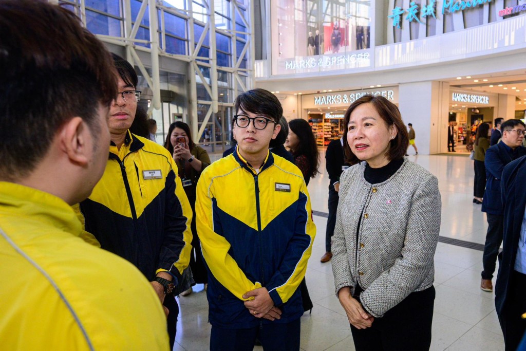 金泽培及杨美珍到访港铁多个不同业务单位。 金泽培及杨美珍到访港铁多个不同业务单位。