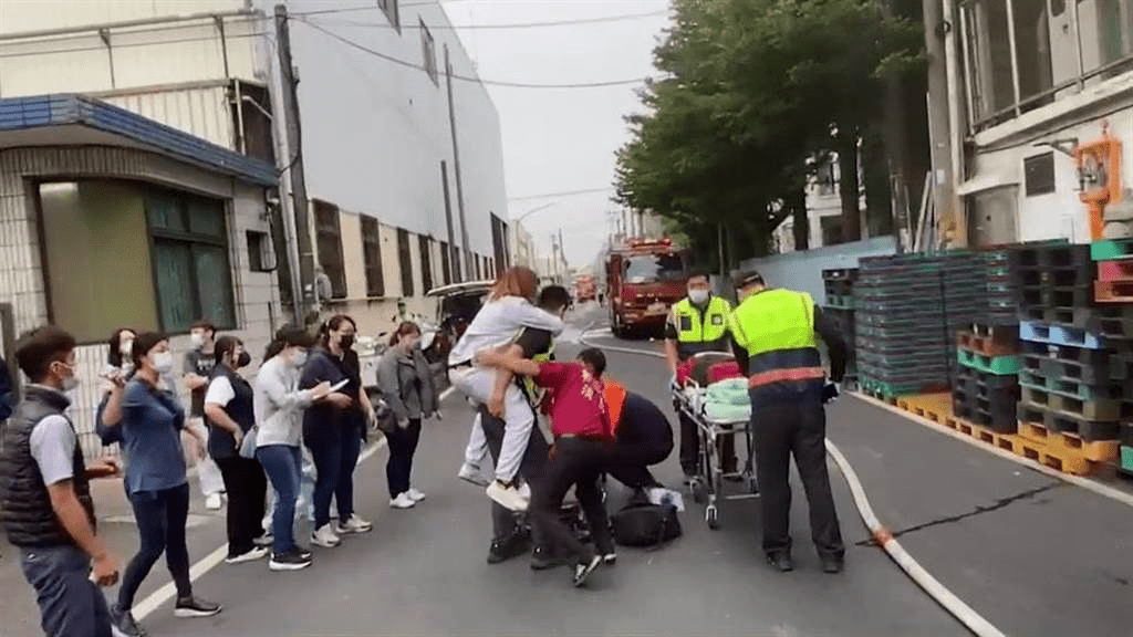 聯華食品彰化廠大火，消防員救出受困工人。中時