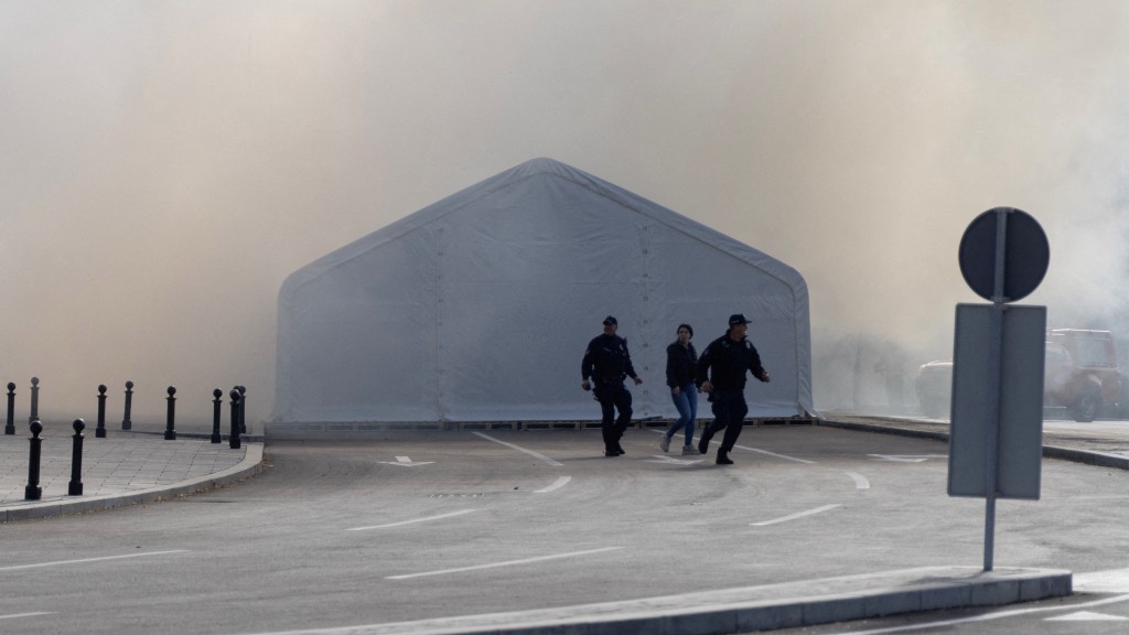 塞爾維亞議會外發生槍擊及縱火。 路透社 塞爾維亞議會外發生槍擊及縱火。 路透社