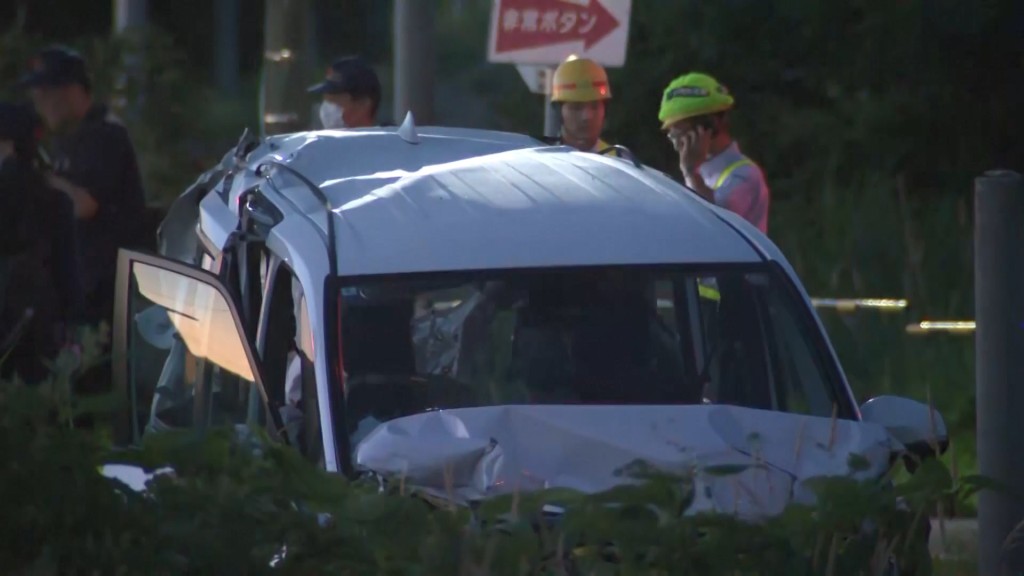 一輛載有5名中國籍遊客的私家車,昨日在JR富良野線平交道上,與列車發生相撞。AP片段截圖 一輛載有5名中國籍遊客的私家車,昨日在JR富良野線平交道上,與列車發生相撞。AP片段截圖