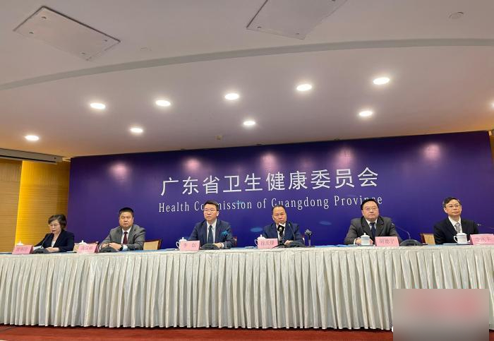徐庆锋(右三)涉嫌严重违纪违法被调查。微博