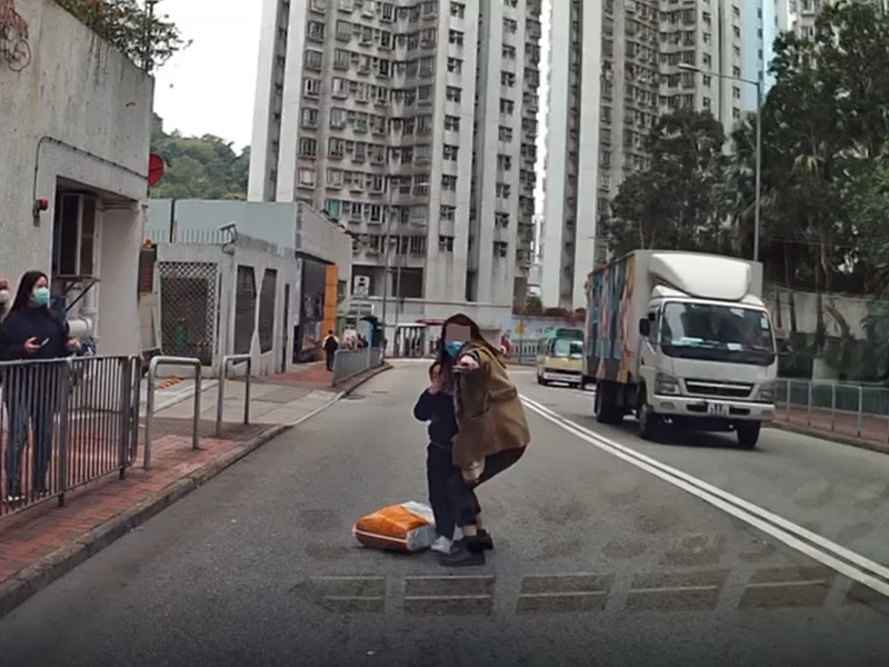 男童媽媽指責司機。網上影片截圖