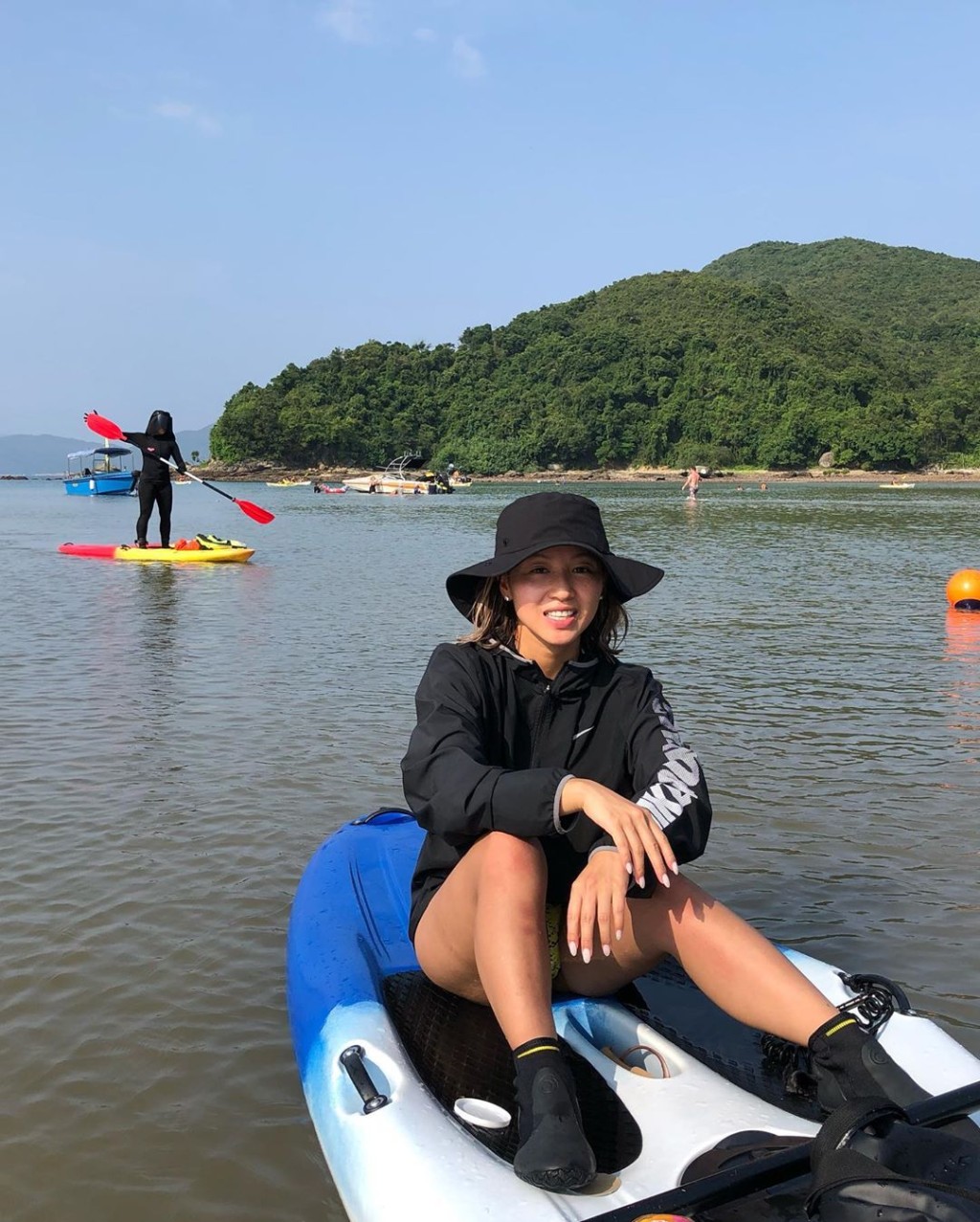 仲同朋友去扒獨木舟。