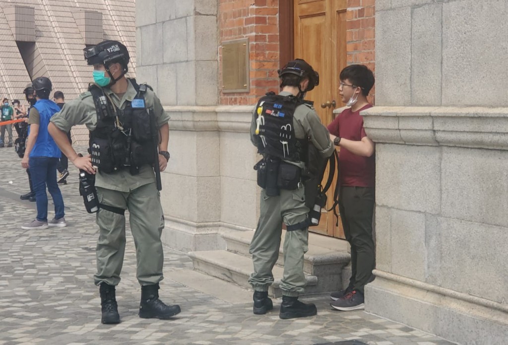 警方截查可疑人士。