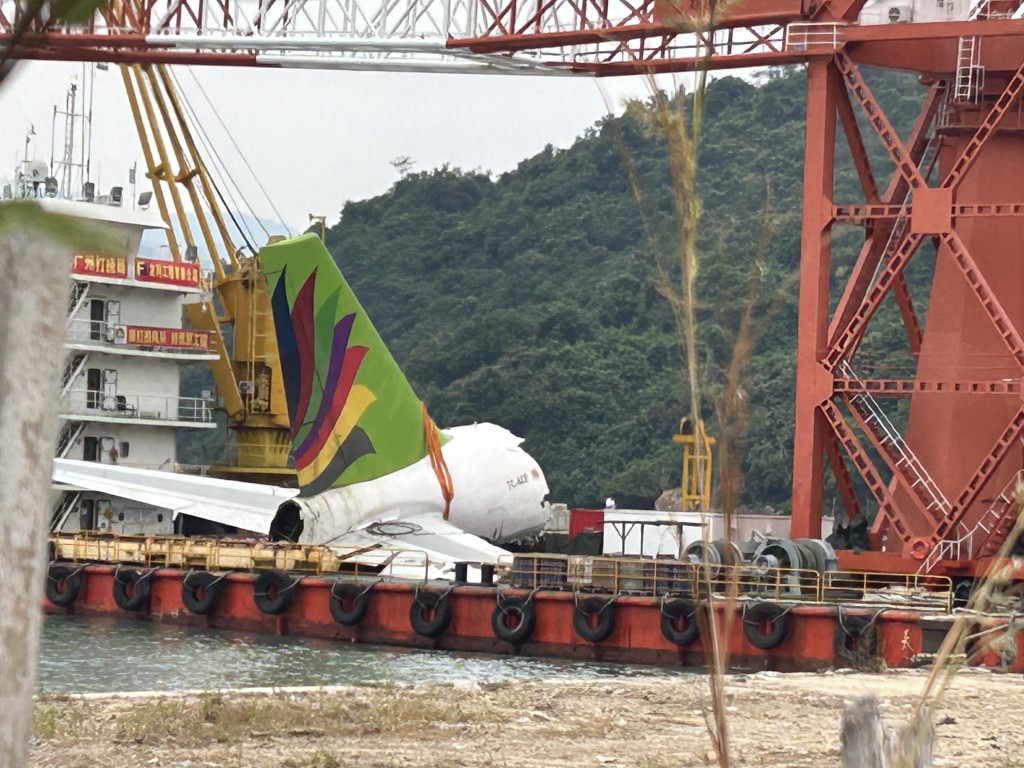 當日貨機殘骸被運至倒扣灣泊岸。資料圖片
