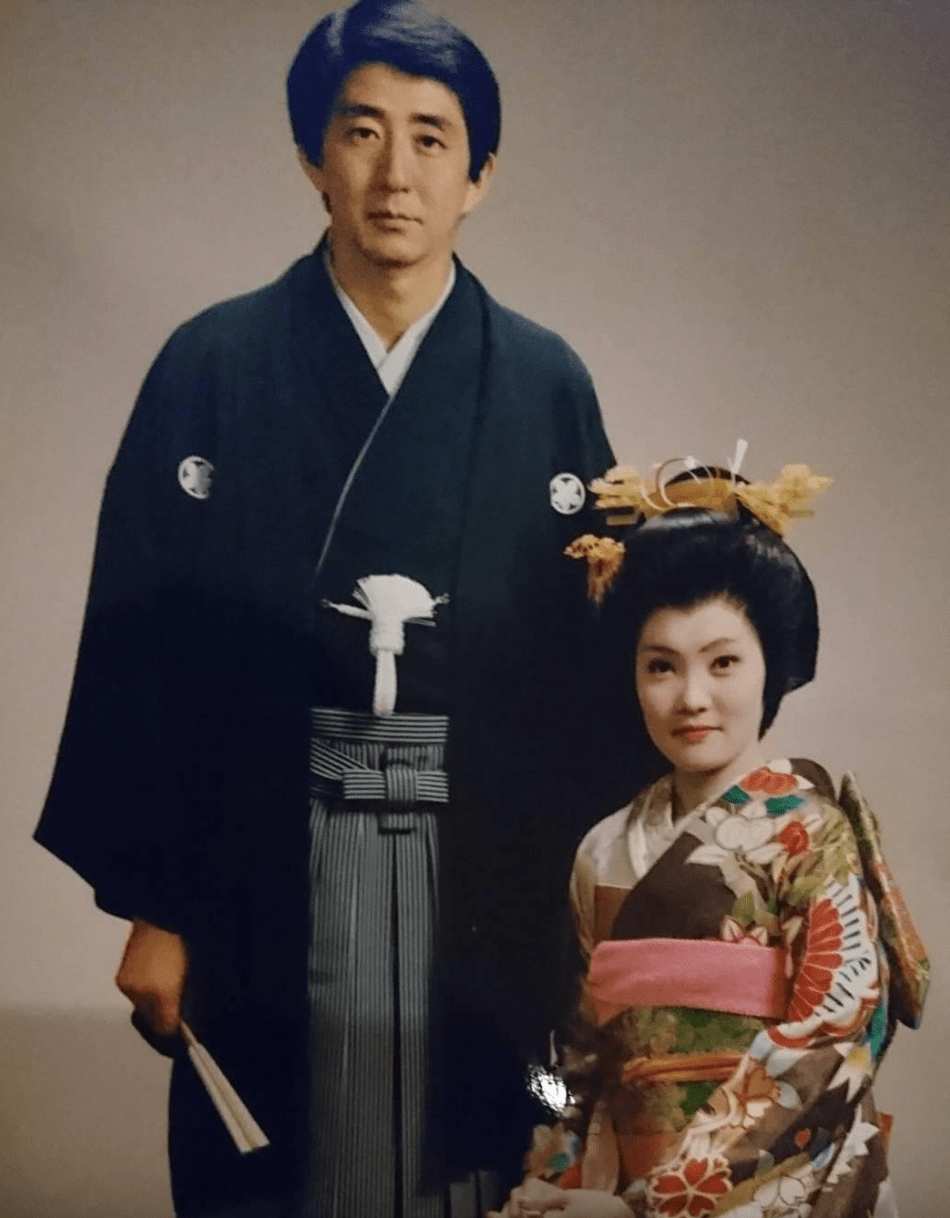 安倍与妻子于1987年结婚。