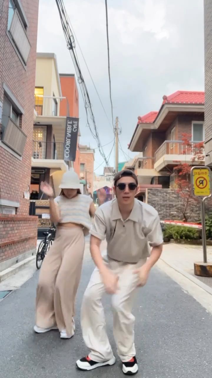 姜卓文與女友CC在首爾街頭拍片跳雙人舞。