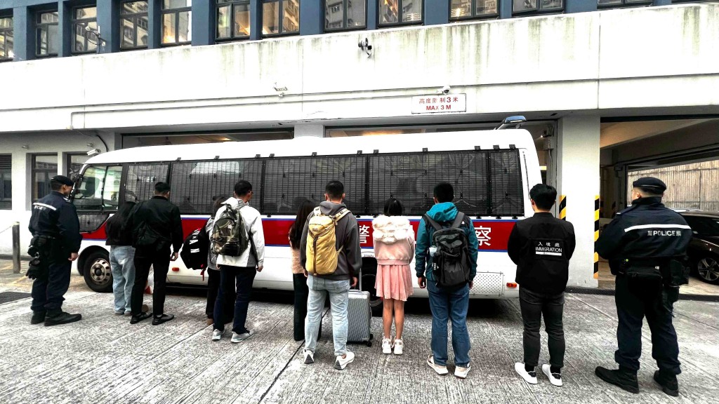 警方聯同入境處打擊黑工及掃黃 拘19人最老84歲 4人屬通緝人士。警方圖片