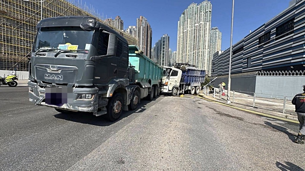 泥頭車撼泥頭車，一人受傷。網圖