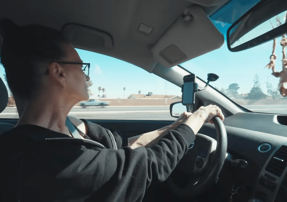 如今67歲的她，生活在拉斯維加斯一個低收入長者社區，以 Uber Eats 外送和網約車司機維生。YT@Obscured Releasin預告片截圖