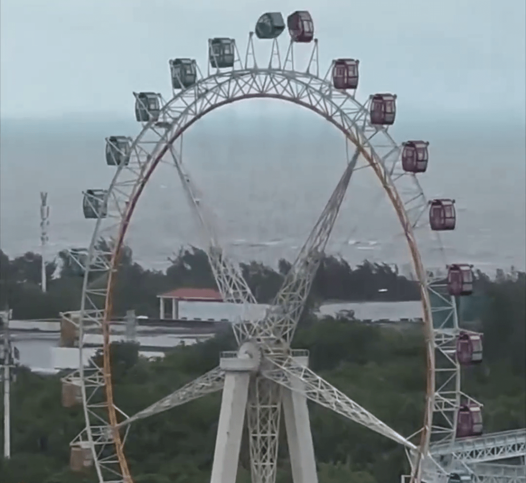 台风摩羯吹袭下，海口一摩天轮车厢随风360度狂自转。