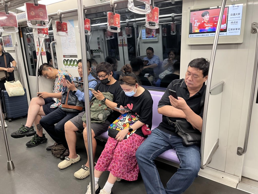 每到繁忙時間，上海地鐵一位難求。中新社