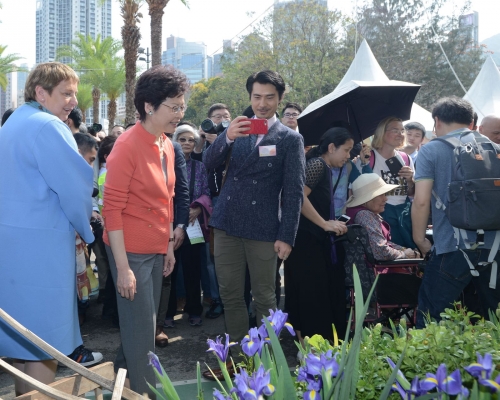 林鄭月娥（左二）參觀花展。