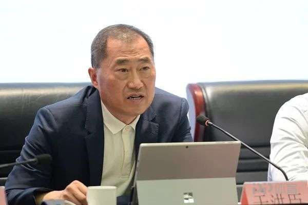 于洪臣曾任中國田徑協會副主席兼秘書長等職務。