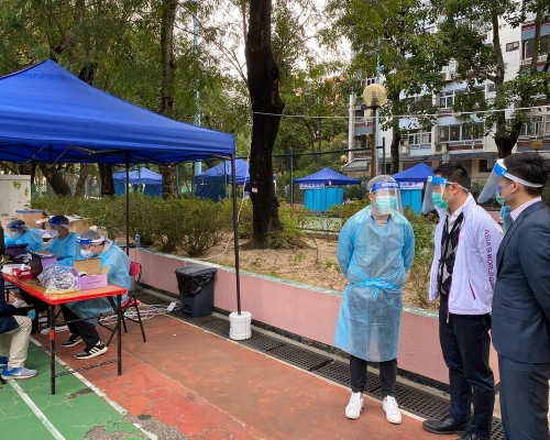 徐英偉昨日到黃大仙東頭邨貴東樓視察。(民政事務局Facebook)