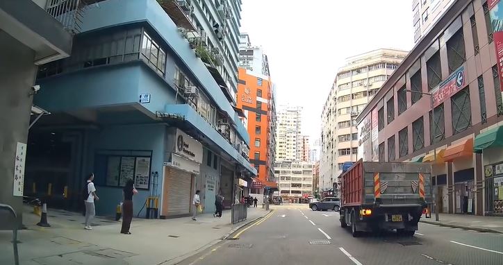 宝马铲上行人路撞倒两人后，打白鸽转再驶出。FB车cam L（香港群组）