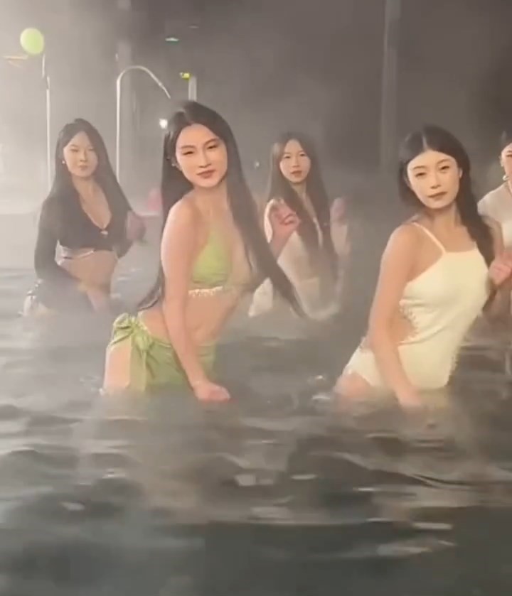 「劉二狗」直播泳池派對被批低俗。微博@肥龍午夜話事人