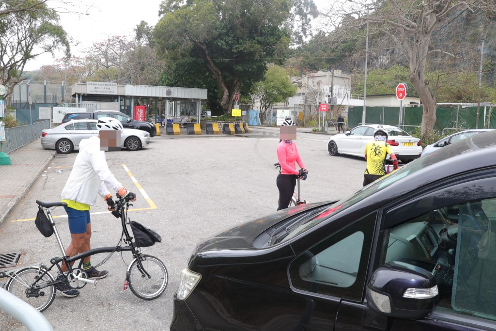 被記者發現舉V影相後，黃衫女子即時踩單車離開。
