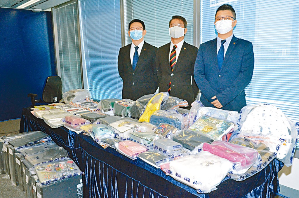 ■警司陳偉基（中）講述案情及展示證物。