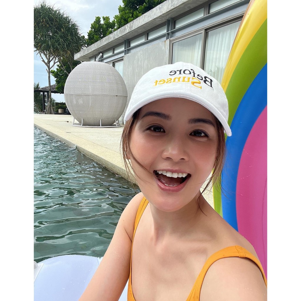 蔡卓妍大晒泳衣照。